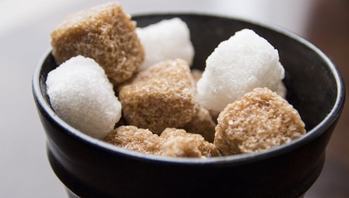 砂糖に含まれるカロリーや糖質について。黒砂糖を使用するメリットを紹介！