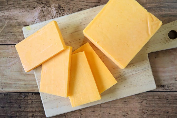 チーズのカロリー 糖質を種類別に紹介 ダイエットにおすすめの食べ方も Healmethy Press ヘルメシプレス