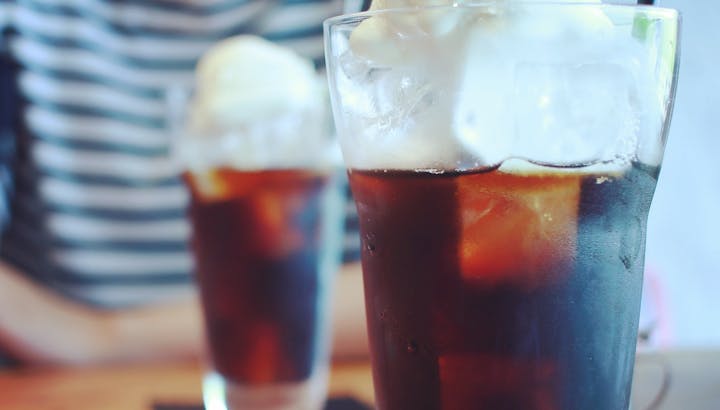 コーラのカロリー 糖質を徹底解説 カロリーゼロでも飲みすぎに注意 Healmethy Press ヘルメシプレス